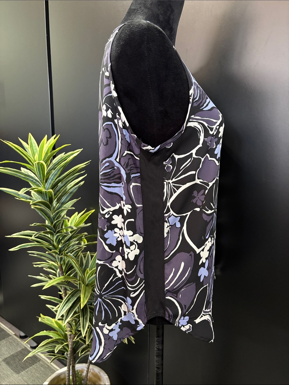 LOFT Lightweight sleeveless floral print,scoop neck,black panel side,tunic,tank, - Picture 2 of 10